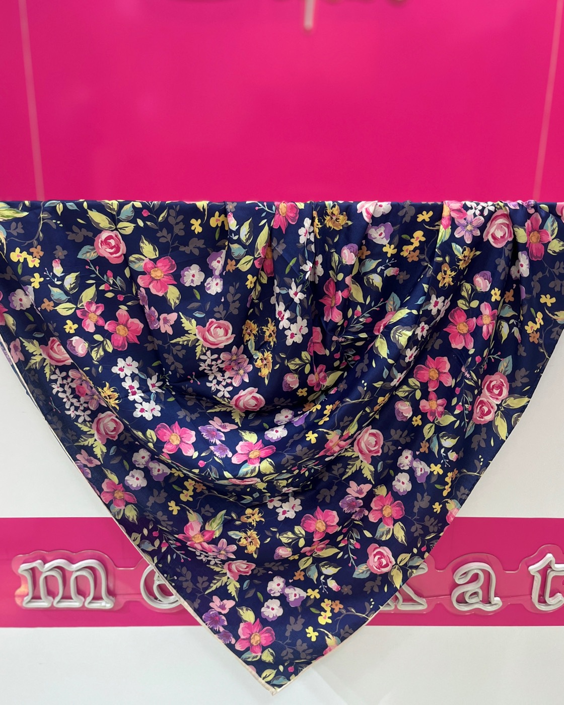  روسری نخی با طرح گل های بهاری، کیفیت عالی و قیمت استثنایی 